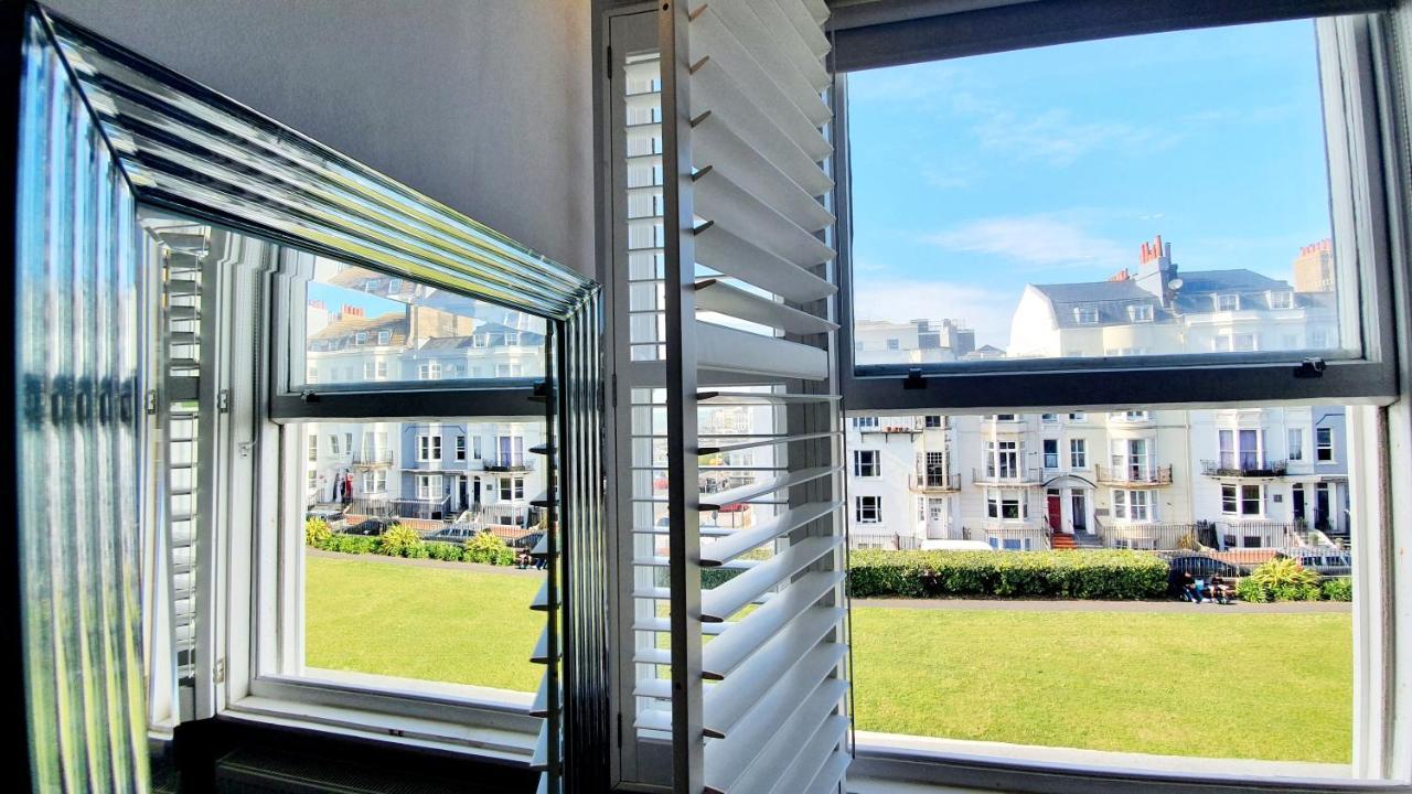 A Room With A View Brighton Dış mekan fotoğraf A window with louvres