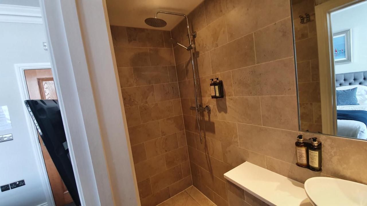 A Room With A View Brighton Dış mekan fotoğraf A shower cubicle