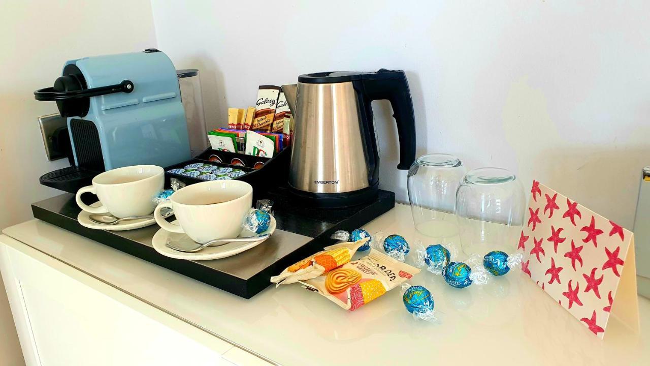 A Room With A View Brighton Dış mekan fotoğraf A kettle in a hotel room