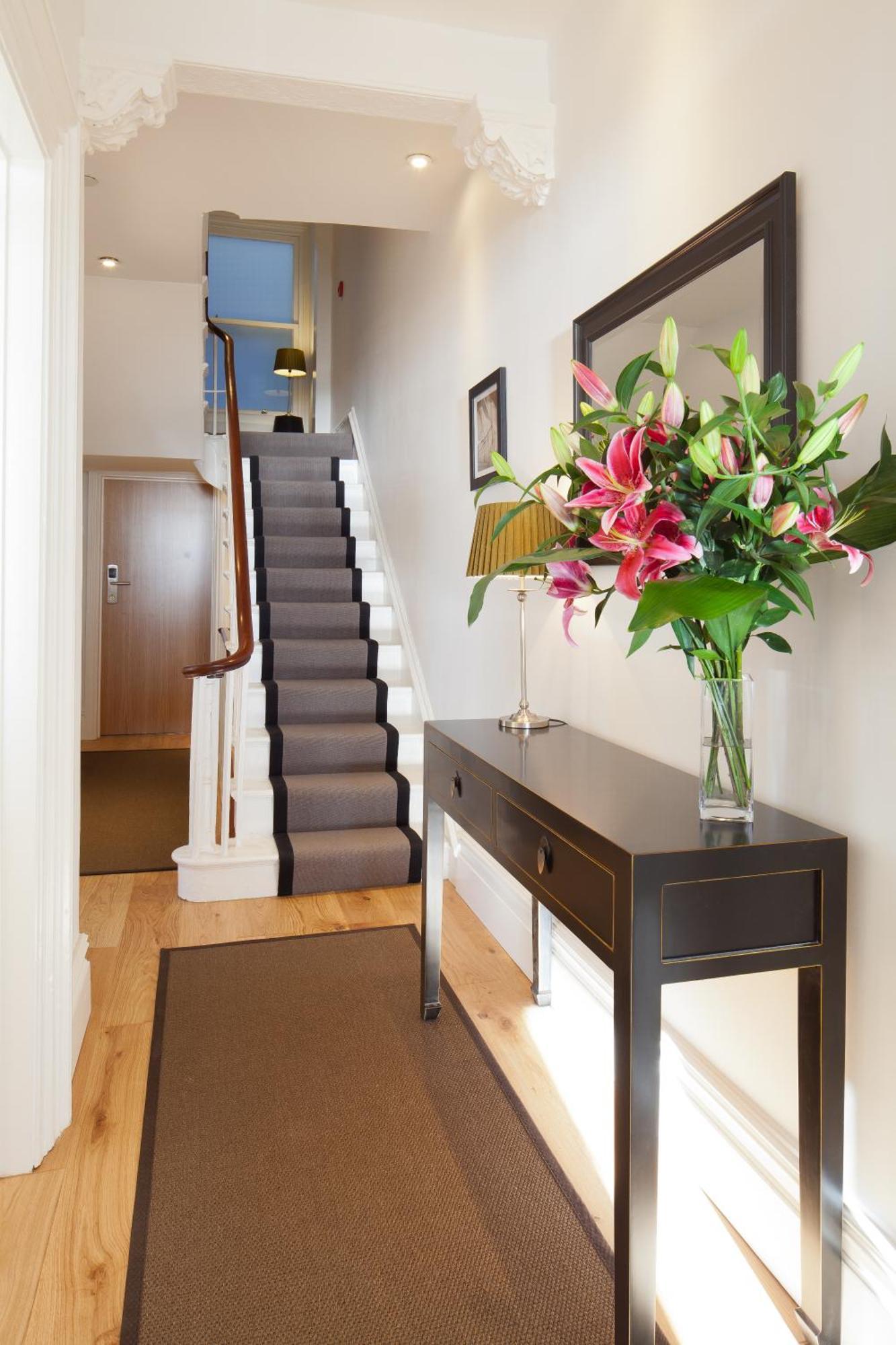 A Room With A View Brighton Dış mekan fotoğraf A modern console table