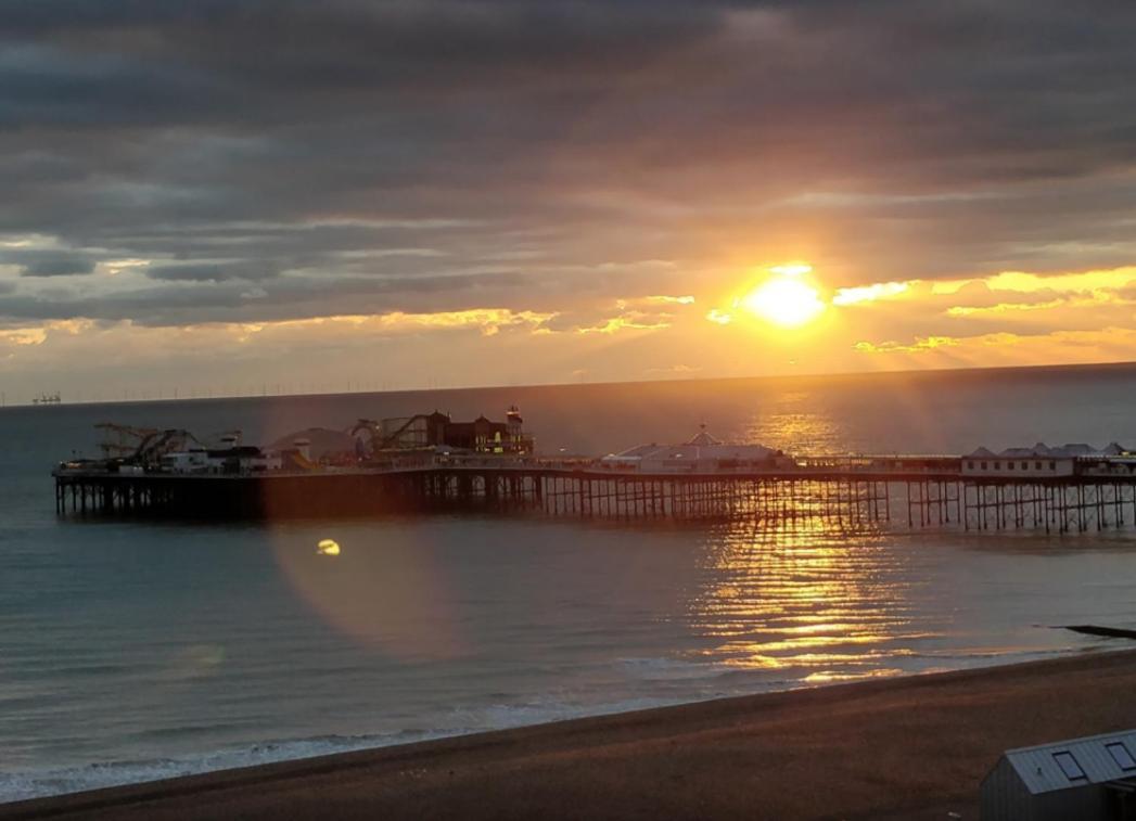 A Room With A View Brighton Oda fotoğraf The pier at sunset