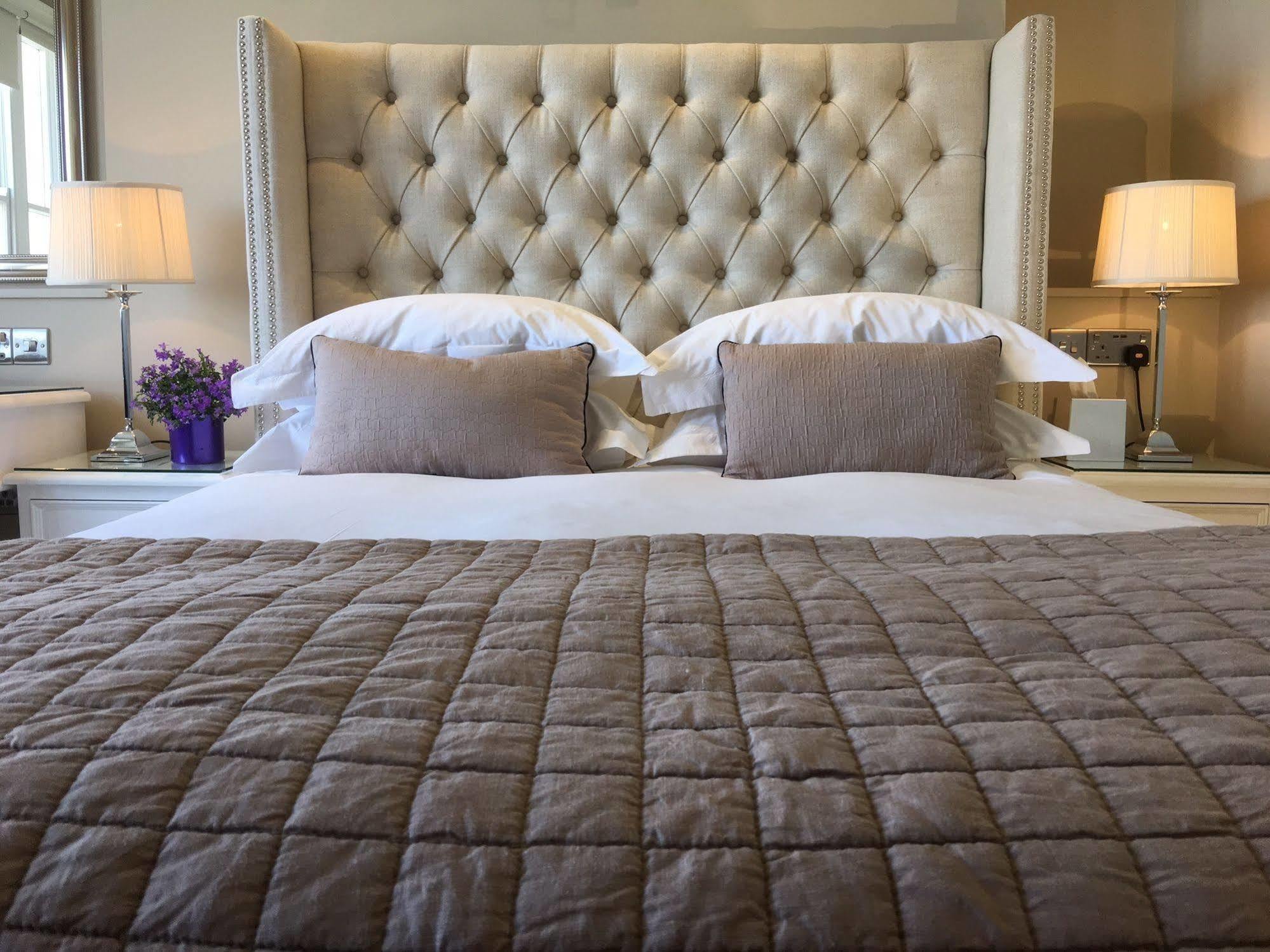 A Room With A View Brighton Dış mekan fotoğraf A bed with a tufted headboard